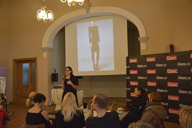Před dámy předstoupila také návrhářka Táňa Kovaříková.