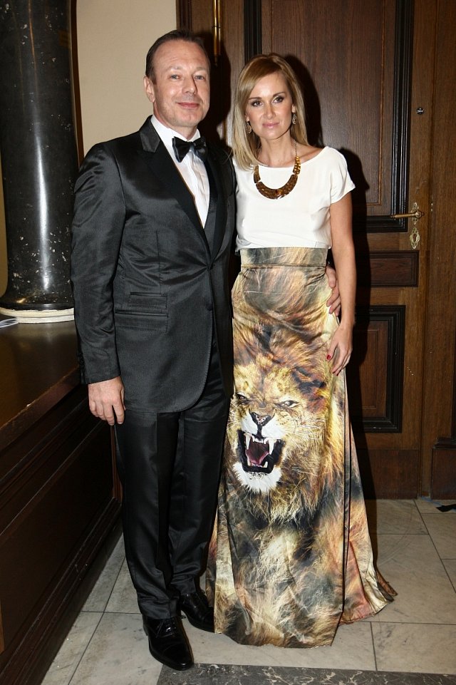 Jeden z akademiků Michal Dvořák s manželkou Lucií, která má ráda divočinu. Alespoň na šatech.