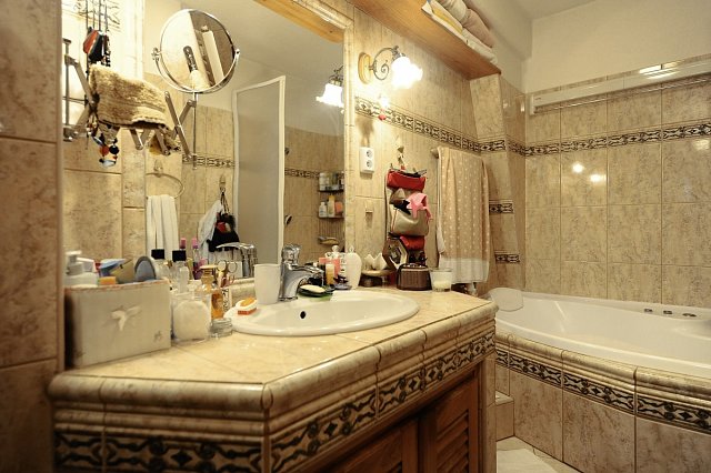 Koupelna krásně ladí se zbytkem útulného bytu.