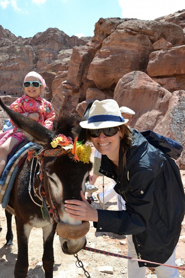 Ve skalním městě Petra, které patří k 7 divům světa, si s dcerami zajezdily na velbloudech.