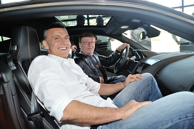 Martin Maxa a Petr Janda neodolali a v luxusním voze si poseděli.