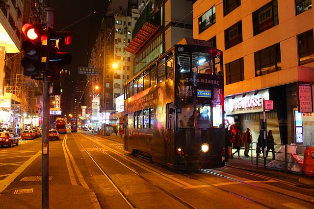 Dvoupatrové tramvaje jsou pro Hong Kong typické.