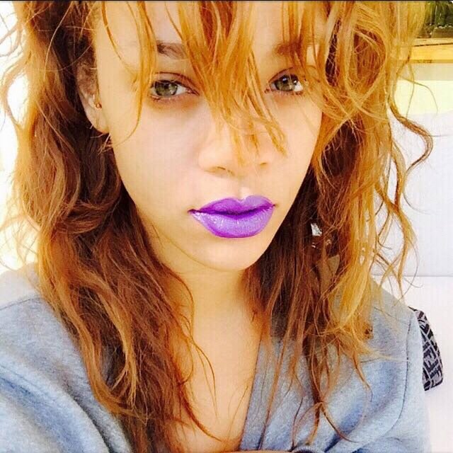 Zpěvačka Rihanna s fialovou pusou.