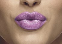 Takto svůdné rty vykouzlíte s rtěnkou Plump Pout značky Avon, cena 199 Kč.