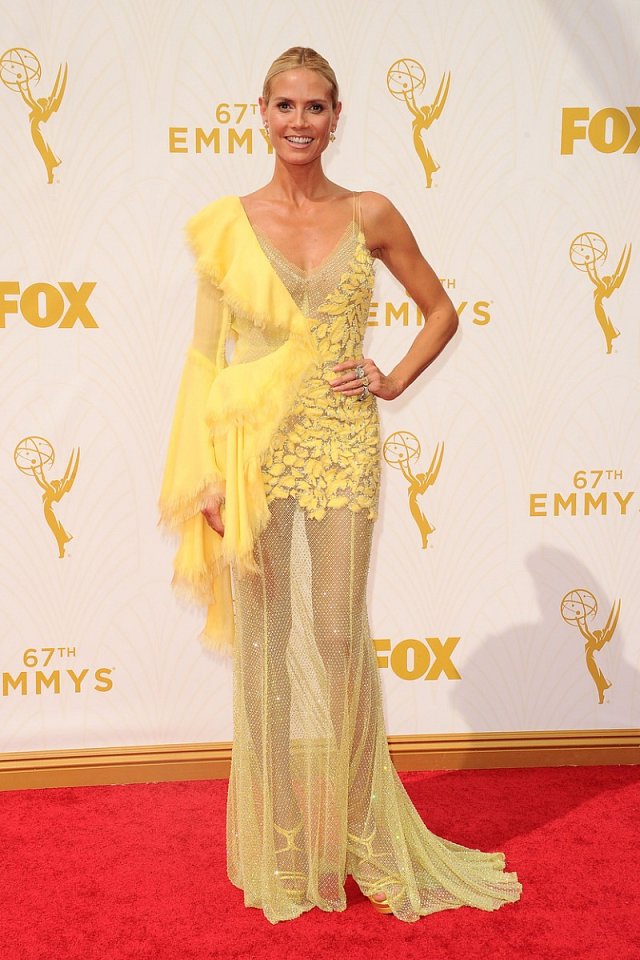 Heidi Klum vyrazila na Emmy Awards v průhledných žlutých šatech. 