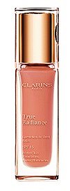 Projasňující a zdokonalující True Radiance SPF 15 okamžitě sjednocuje pleť, Clarins, 30 ml 1050 Kč.