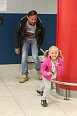 S dcerou Editou začali řádit už na letišti.