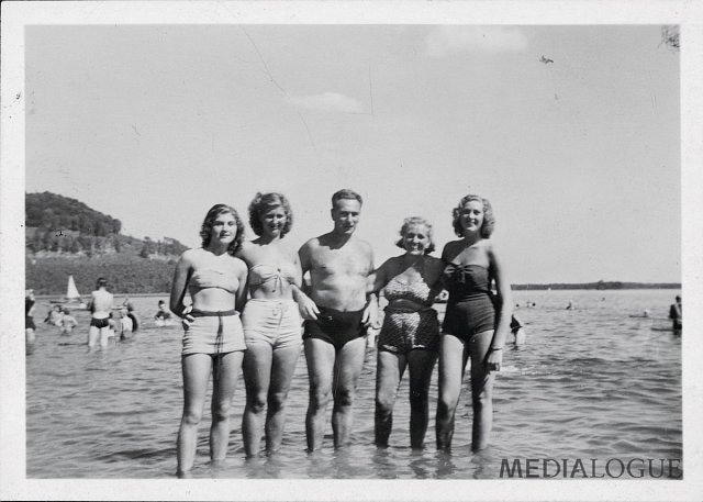 Suzanne (Zuzana Marešová), Lily a Edith – všechny tři sestry se svými rodiči, Staré Splavy v severních Čechách, konec 40.let