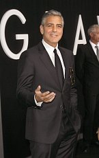 George Clooney si taky někdy potřebuje sundat oblek a kravatu. V Mexiku může.