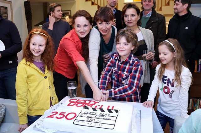 Trojice dam Markéta Hrubešová, Lenka Vlasáková a Veronika Freimanová se ujaly dětí i dortu.