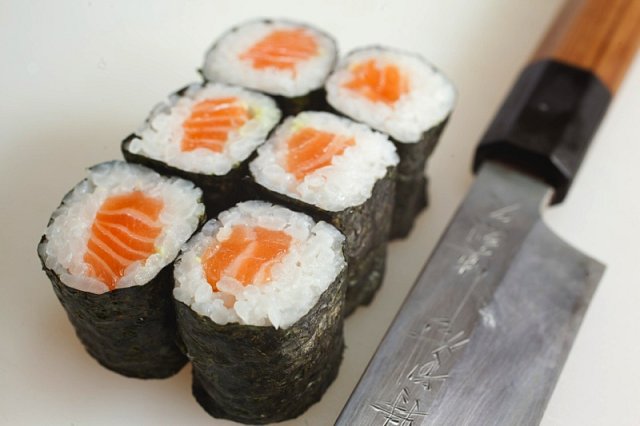 6. Sushi rolka se vždy krájí na šest stejně velkých kousků. Pokud někdo z rolky udělá kousků osm, tak to je prý špatně. A je to! Dobrou chuť!