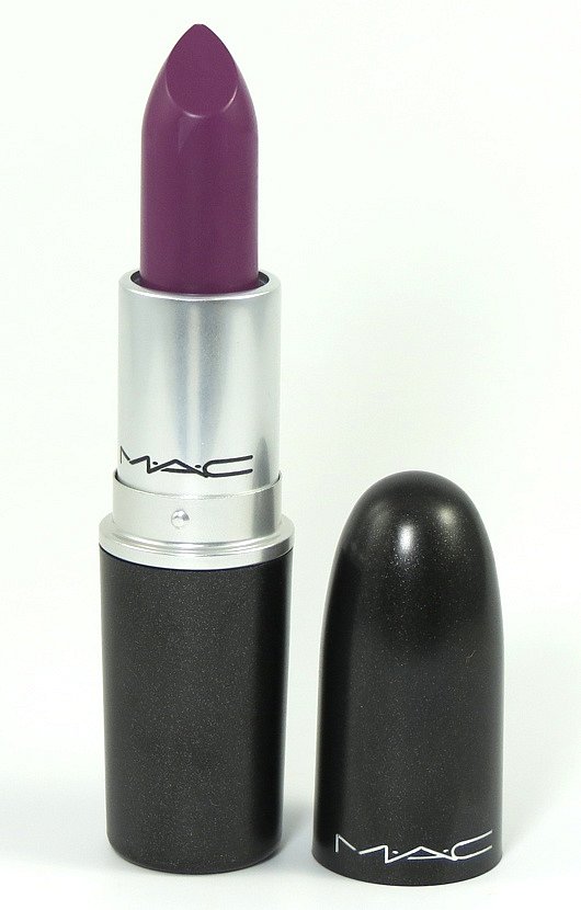 Rtěnka Heroine Lipstick značky Mac je matná, dlouhodržící a příjemná. Cena 549 Kč.