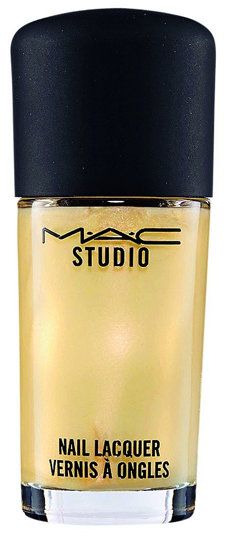 Studio Matte Overlacquer svrchní lak s perlovými odlesky, MAC, 300 Kč.