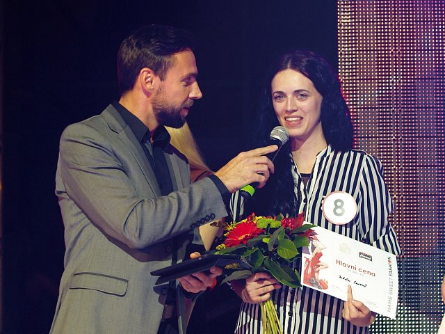 Moderátor večera zpovídá vítězku soutěže Nikolu Susovou