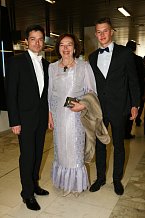 Livii Klausovou doprovodili syn (vlevo) a vnuk.