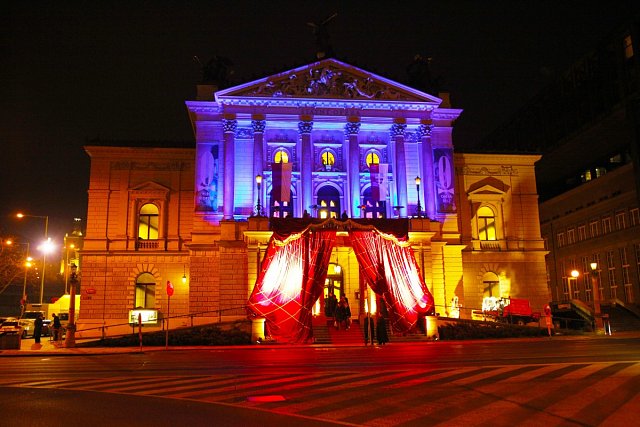 Státní opera Praha hostila další ročník plesu, který si klade za cíl být světový.