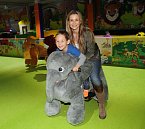 Monika Marešová (se synem Matějem) obsadila slona, protože nosí štěstí, a toho se vždycky hodí mít víc