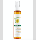 Mangový olej chrání před sluncem, solí, větrem, chlórem. Nemusí se oplachovat a nádherně voní, Klorane, cena 345 Kč.