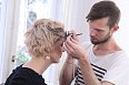 O extravagantní make-up metodou airbrush se postaral vizážista Tomáš z Make-up Institut Prague. 