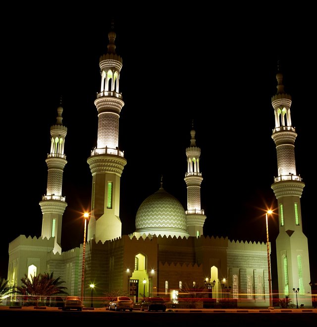 Nezapomeňte navštívit mešitu – ty v emirátech jsou velmi honosné a doslova vás okouzlí. 