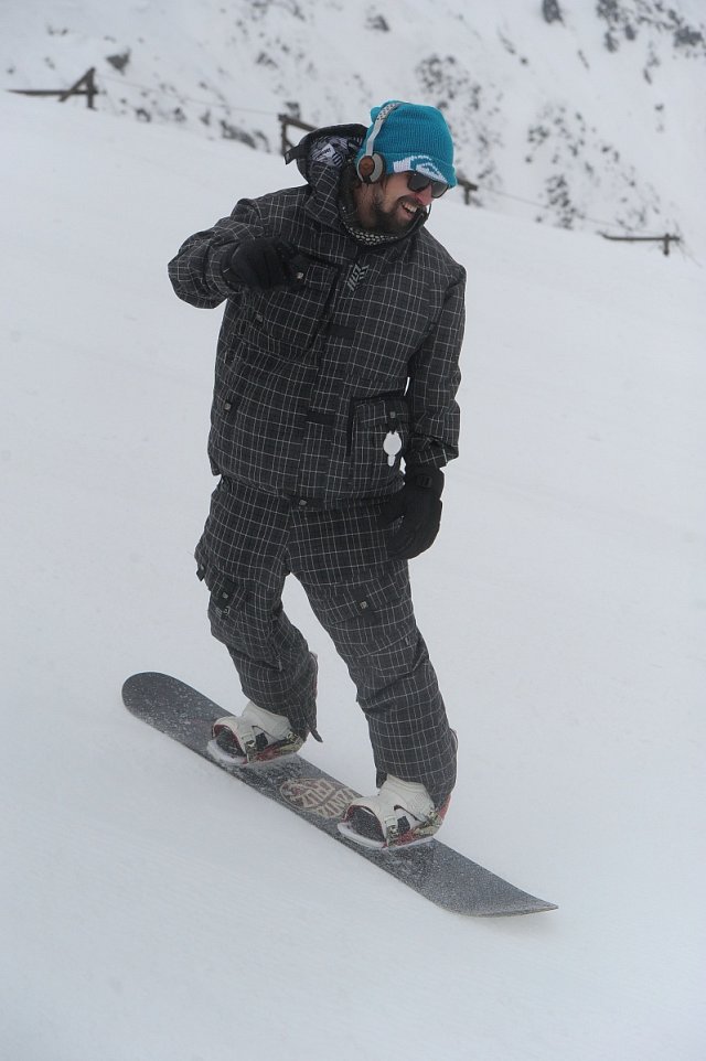 Jízdu na snowboardu si známý herec užíval.
