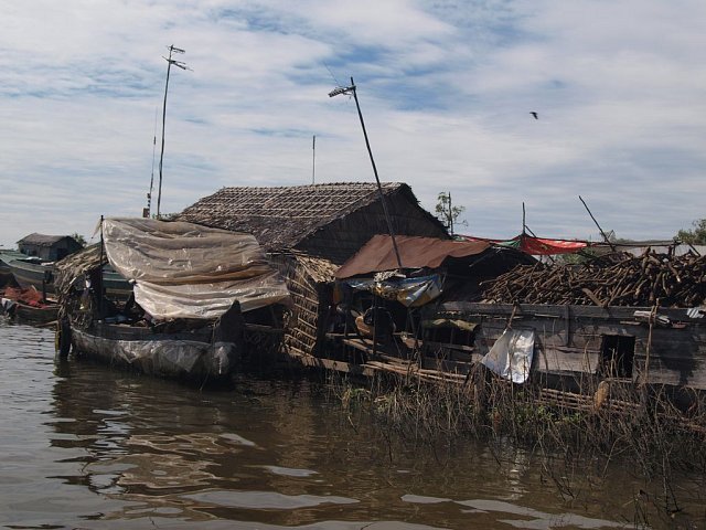 Nedaleko Siem Reapu na jezeře Tonle Sap žijí Kambodžané v plovoucích domcích… Pro turisty je to atrakce, pro ně nouzové řešení. Dokonce i škola či obchod plave. O hygieně je lepší raději nepřemýšlet.