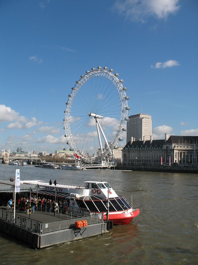 Pokud nebudete mít výhledu dost z festivalu, zajděte se projet na London Eye.