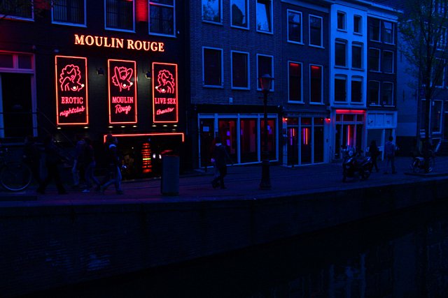Pohled na jednu z uliček červených luceren, ve kterých se ve výlohách vystavují prostitutky 