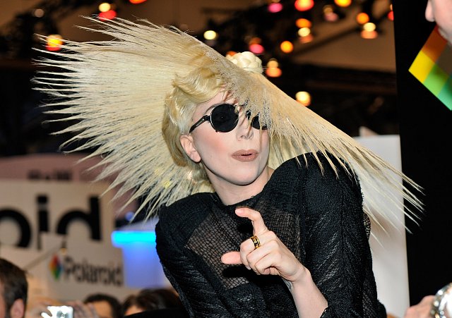 Lady Gaga si na vystoupení v Las Vegas nechala vyrobit ze svých vlasů klobouk