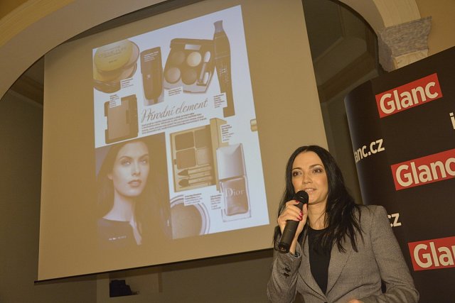 Kosmetická redaktorka Monika Grafková dámám poradila s líčením a seznámila je s novinkami.