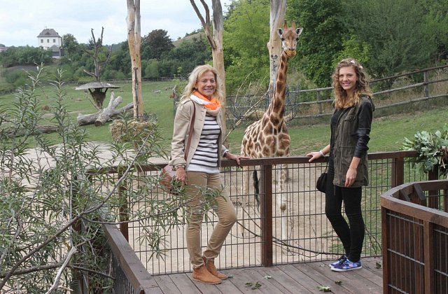 Lenka Filipová s dcerou Lenny pokřtily žirafí mládě.