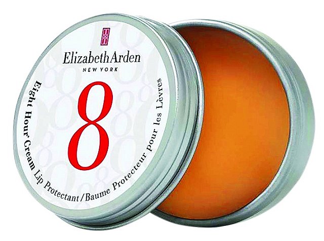 Nejsem moc rtěnkový typ. Na pusu většinou používám buď balzám Eight Hour Cream Lip Protectant, nebo jen obyčejný jelení lůj. Elizabeth Arden, 359 Kč