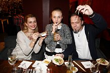 Spokojená rodinka - Ivana Jirešová, její dcera Sofie a partner Viktor Dyk