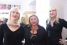 Halina Pawlowská měla na řasách efektní motýlky. Na fotce s blondýnkami z Glancu, Terezou Provazníkovou a Janou Marečkovou (vpravo).