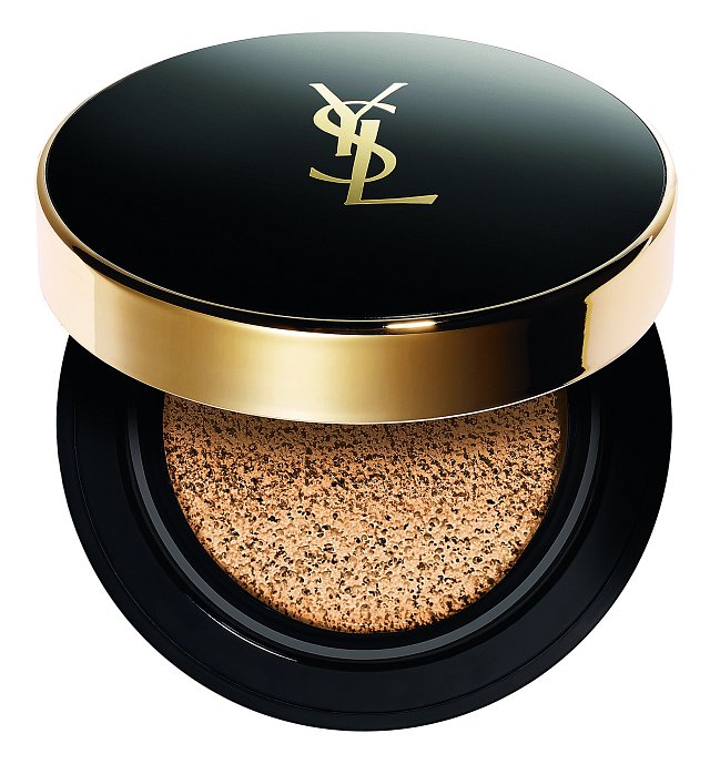 Inkoust v polštářku Le Cushion Encre De Peau zaručuje svěží jasný finiš bez lesku s dokonalým krytím, YSL, 690 Kč 