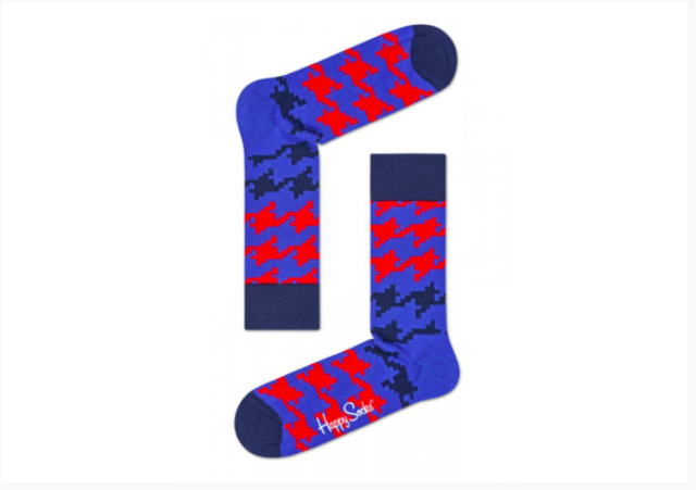 Červeno-modré ponožky Happy Socks s kohoutí stopou, vzor Dogtooth, k dostání na www.urbanlux.cz, cena 249 Kč.