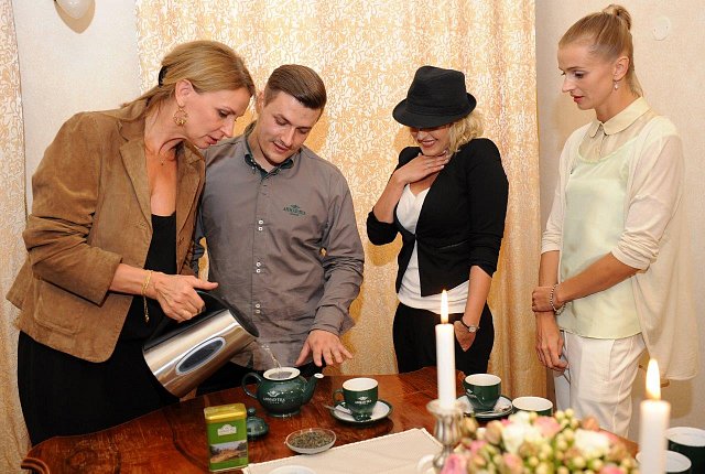 Herečky se pod vedením čajového sommeliéra Jiřího Richtera naučily, jak čaj správně připravit a vychutnat.