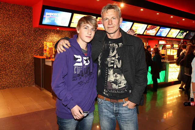 Martin Maxa i jeho syn Ivoš si před filmem vyzkoušeli trenažér stavu beztíže