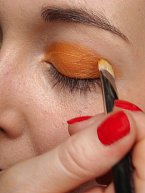 1: Sytě oranžový oční stín rozetřete přes podkladovou bázi po celém pohyblivém víčku, dejte pozor, aby byla barva kompaktní.