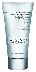 Detoxikační peeling Multi-Perfecting Detoxifying Exfoliator, Algenist, Sephora, 80 ml 890 Kč.