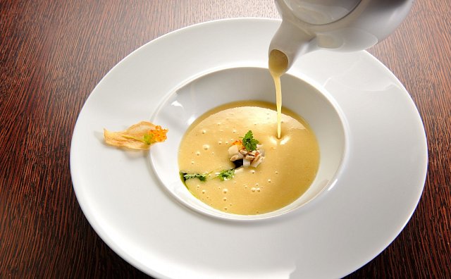 Tradiční vánoční pokrmy v restauraci Mlýnec zastupuje topinamburová krémová polévka.