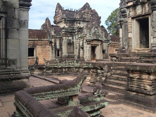 Jeden z chrámů v tajemném Angkoru, hlavním městě Khmerské říše, ve kterém žilo milion lidí, kteří v 15. století odešli neznámo kam. Město poté zmizelo v džungli. Objeveno bylo až v 19. století…