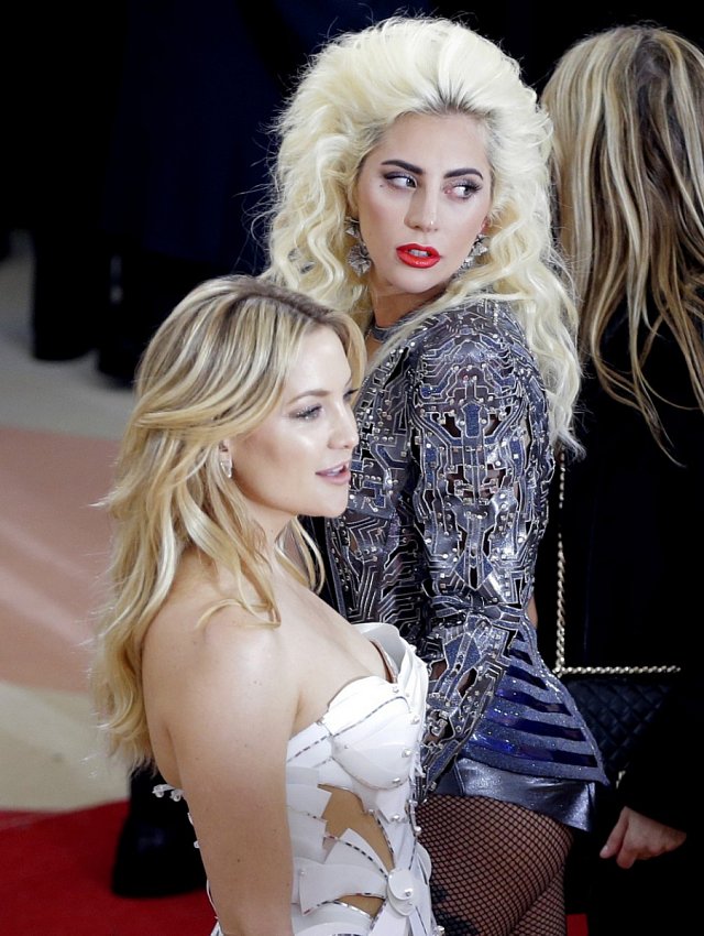 Herečka Kate Hudson a zpěvačka Lady Gaga. Výstřední zpěvačka dorazila na akci v šatech Versace, o  make-up a sexy červenou rtěnka se postarala značka NARS.