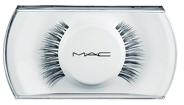 Umělé řasy vás promění v mrkací pannu. Fake lashes. MAC, 429 Kč