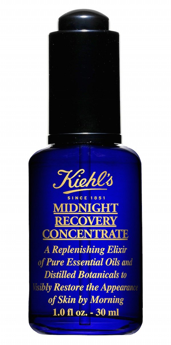 Olej na pleť Midnight Recovery Concentrate Elixír působí na pokožku během noci a dokonale jí regeneruje. Ráno je pokožka hydratovaná, jemná a odpočatá, Kiehl´s, cena 1070 Kč. 