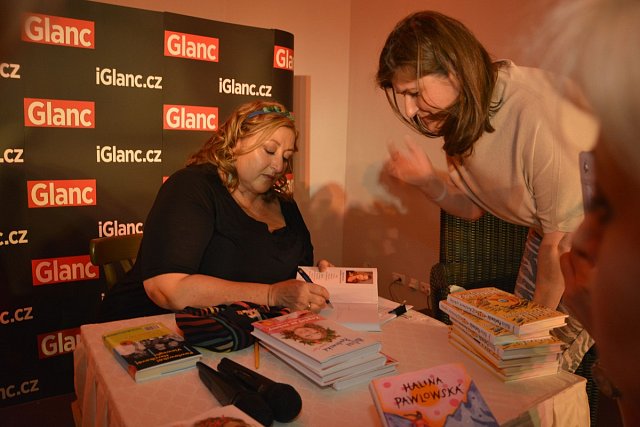Halina po skončení show podepisovala knihy.