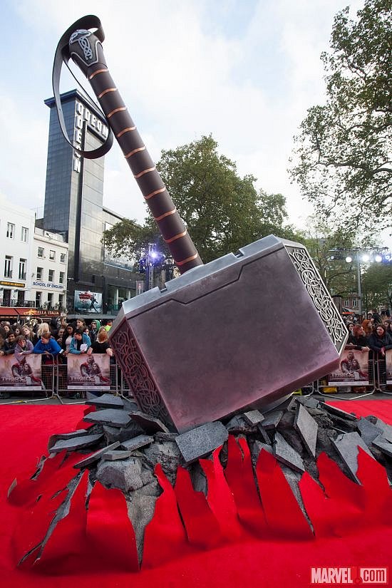 Červenému koberci v Londýně dominovalo Thorovo kladivo