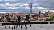 Panoramatický výhled téměř na celé naše hlavní město slibuje terasa Café Vítkov.
