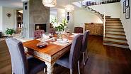 Elegantní jídelní stůl z teakového dřeva zaujme vyřezáváním, cena 32 900 Kč.