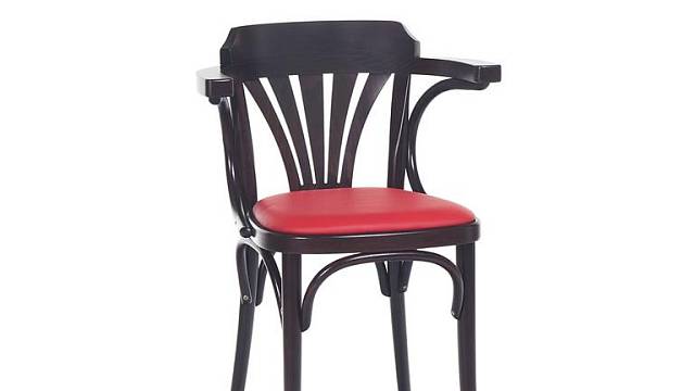 Jídelní židle s područkami od firmy Ton vytvoří s moderní kuchyní zajímavý kontrast. Křeslo N°24 zaujme tradičním tvaroslovím, které v interiéru působí starosvětsky mile a navodí příjemně domáckou atmosféru (cena 2 580 Kč). 